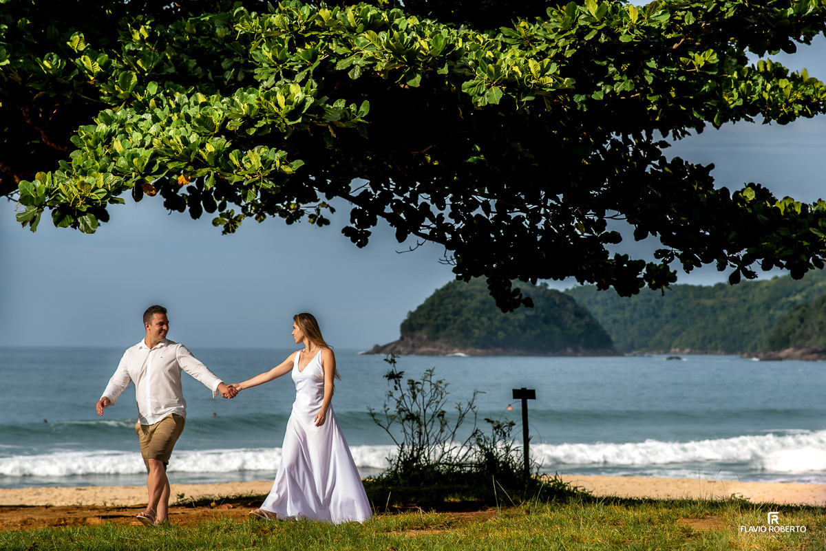 casal de mãos dadas na praia no pre wedding no Rio de Janeiro