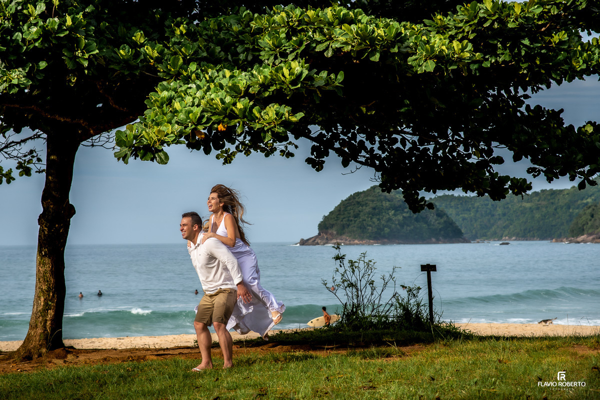 noiva pulando de cavalinho no noivo durante pre wedding no Rio de Janeiro