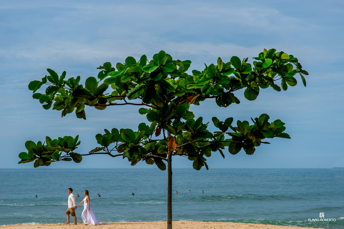 casal caminhando  na praia no pre wedding no Rio de Janeiro