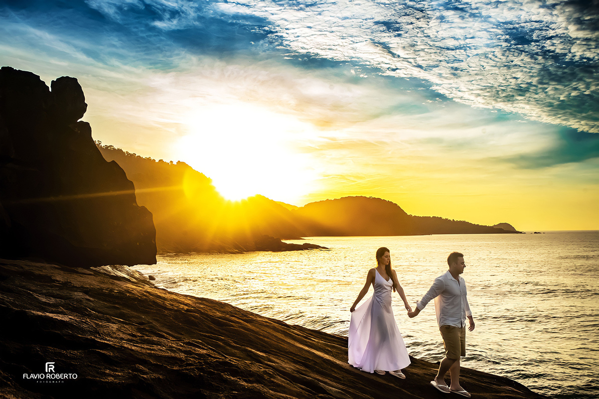 casal caminhando pelas pedras durante pre wedding no Rio de Janeiro