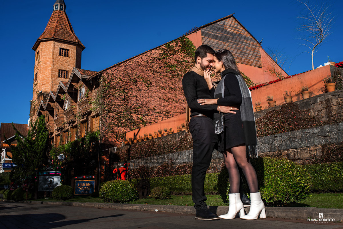 noivos abraçados do lado da fabrica de chocolate em Campos do Jordão 