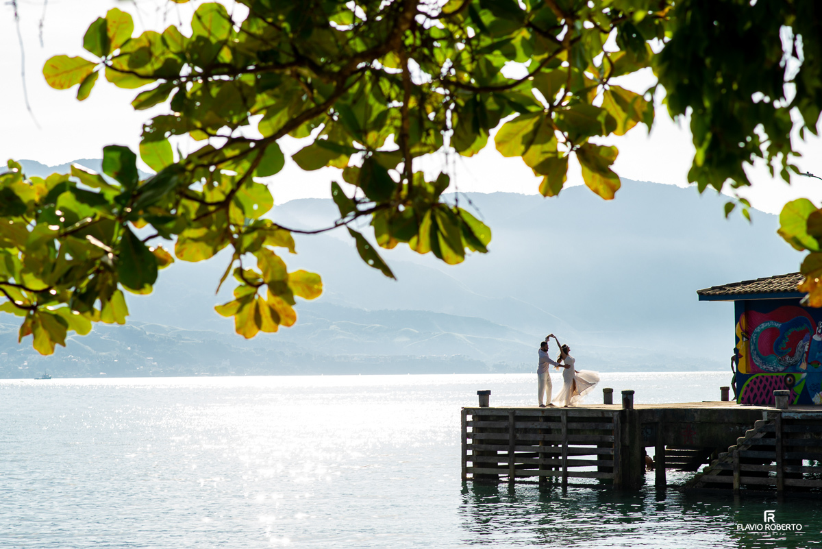 noivos dançando em um pier durante ensaio pre wedding em Ilhabela