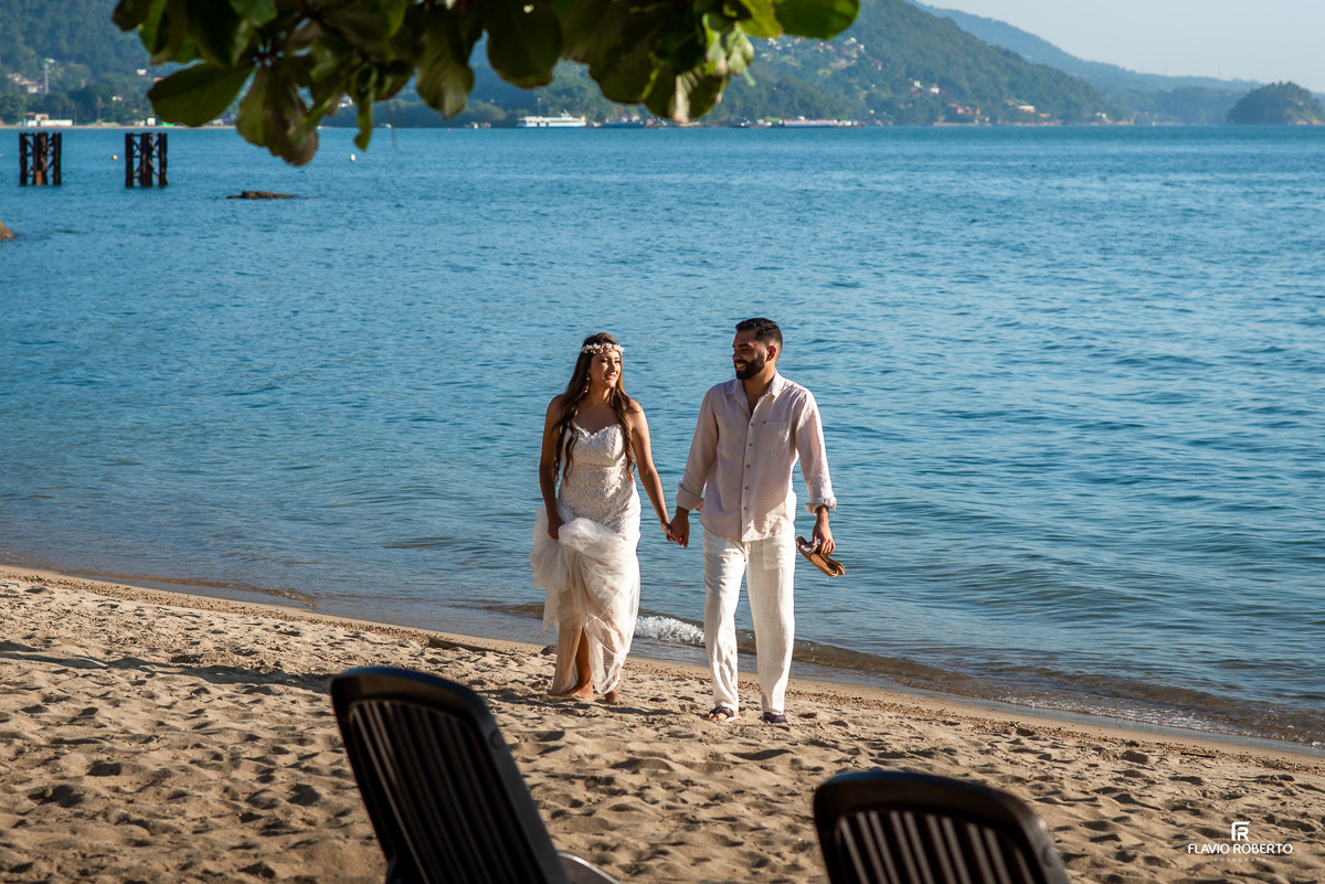 noivos saindo do mar durante ensaio pre wedding em Ilhabela