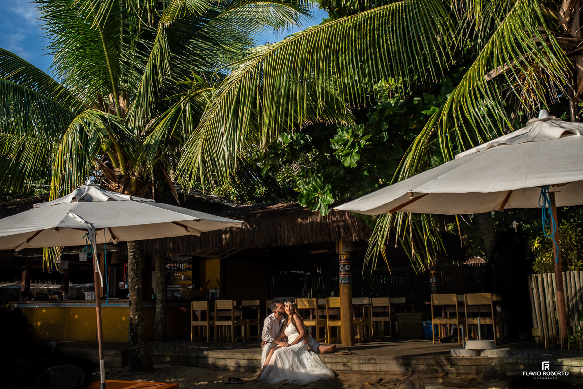noivos namorando no quiosque durante ensaio pre wedding em Ilhabela