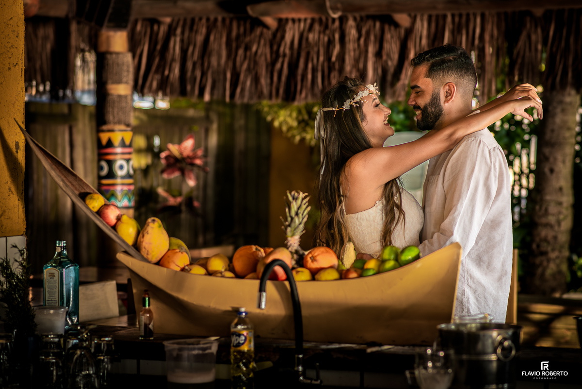 casal de noivos abraçados no quiosque, em frente a uma cesta de frutas, durante ensaio pre wedding em Ilhabela