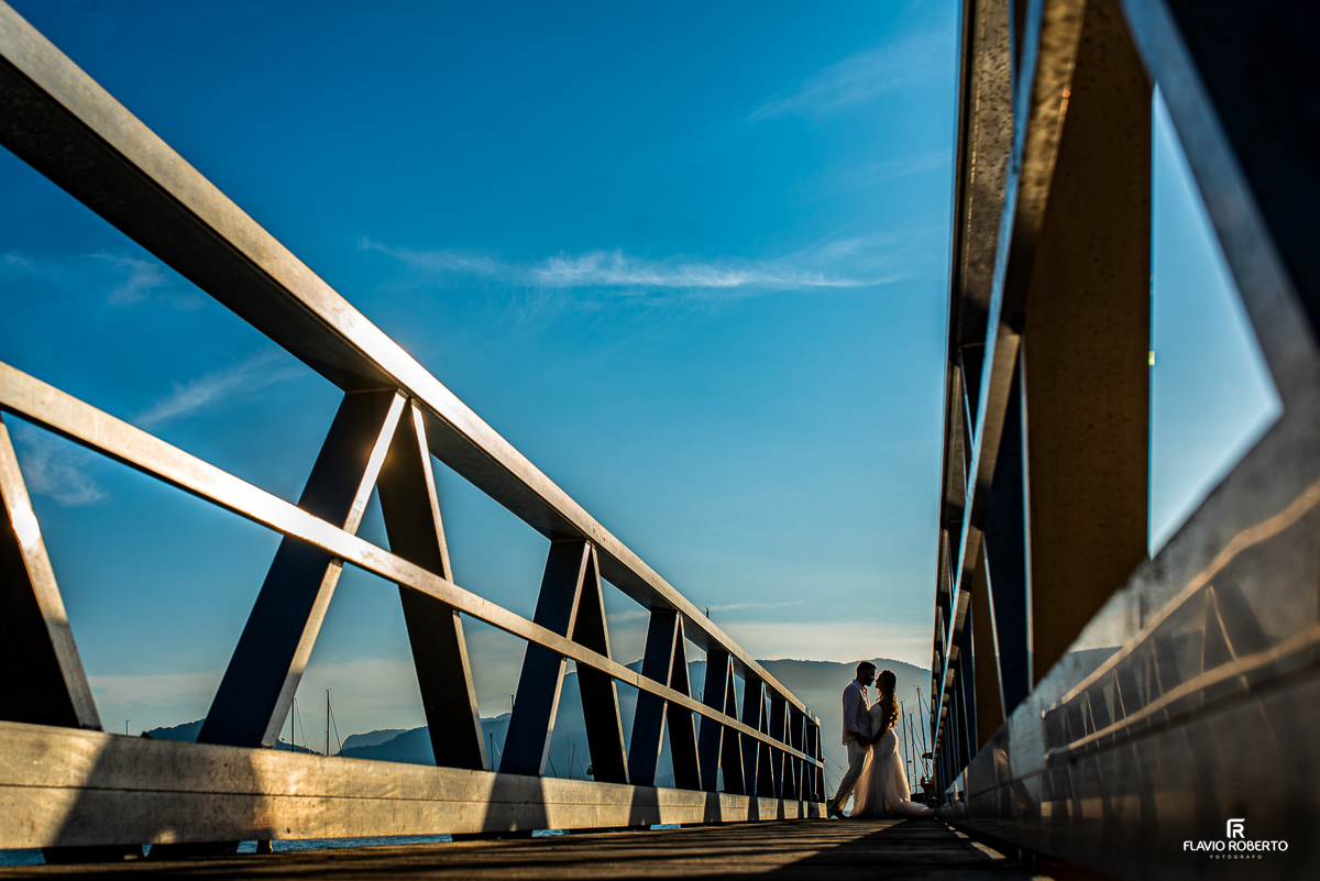 noivos abraçados em uma ponte durante ensaio pre wedding em Ilhabela