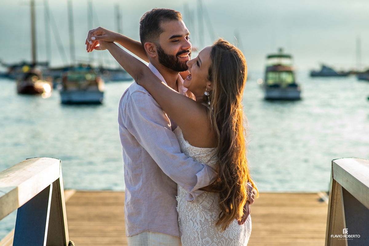 noiva abraçada rindo com seu noivo, durante ensaio pre wedding em Ilhabela