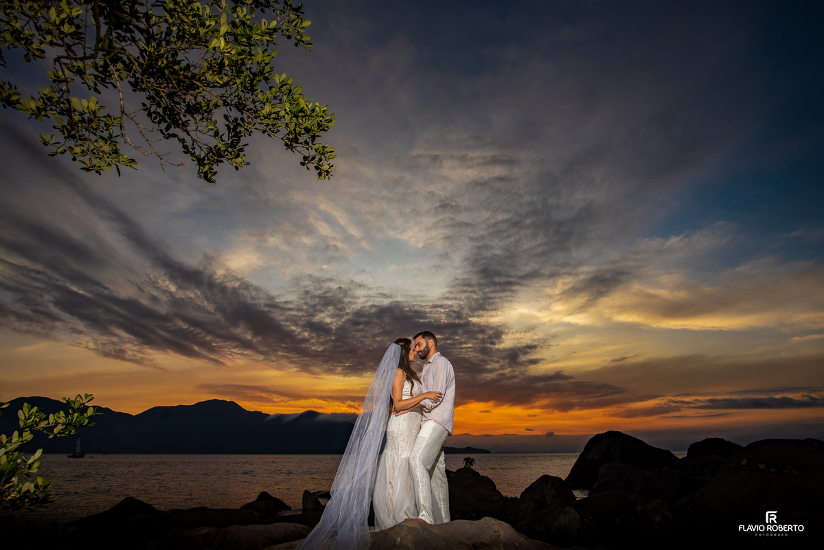 casal abraçado com um por do sol espetacular, durante ensaio pre wedding em Ilhabela