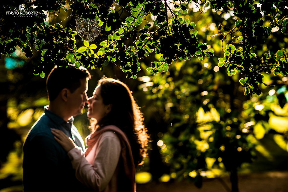 casal de namorados se beijando