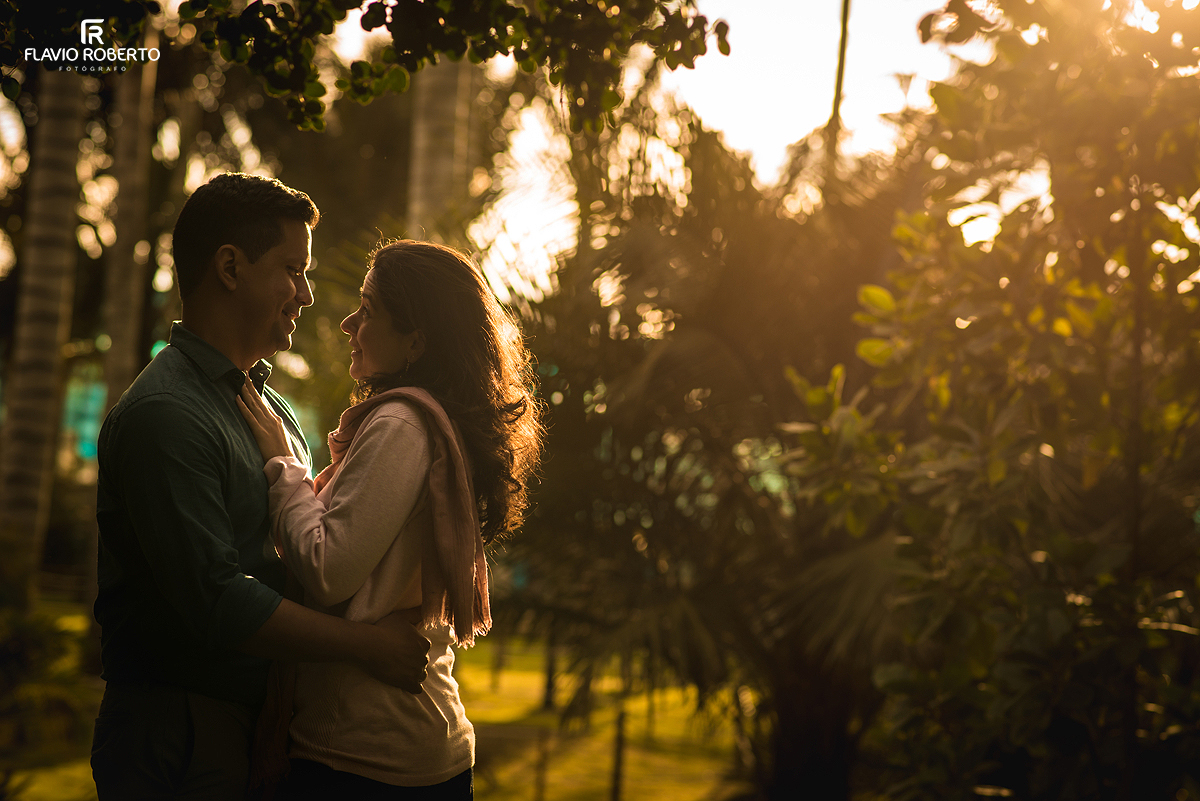 casal namorando no jardim botanico