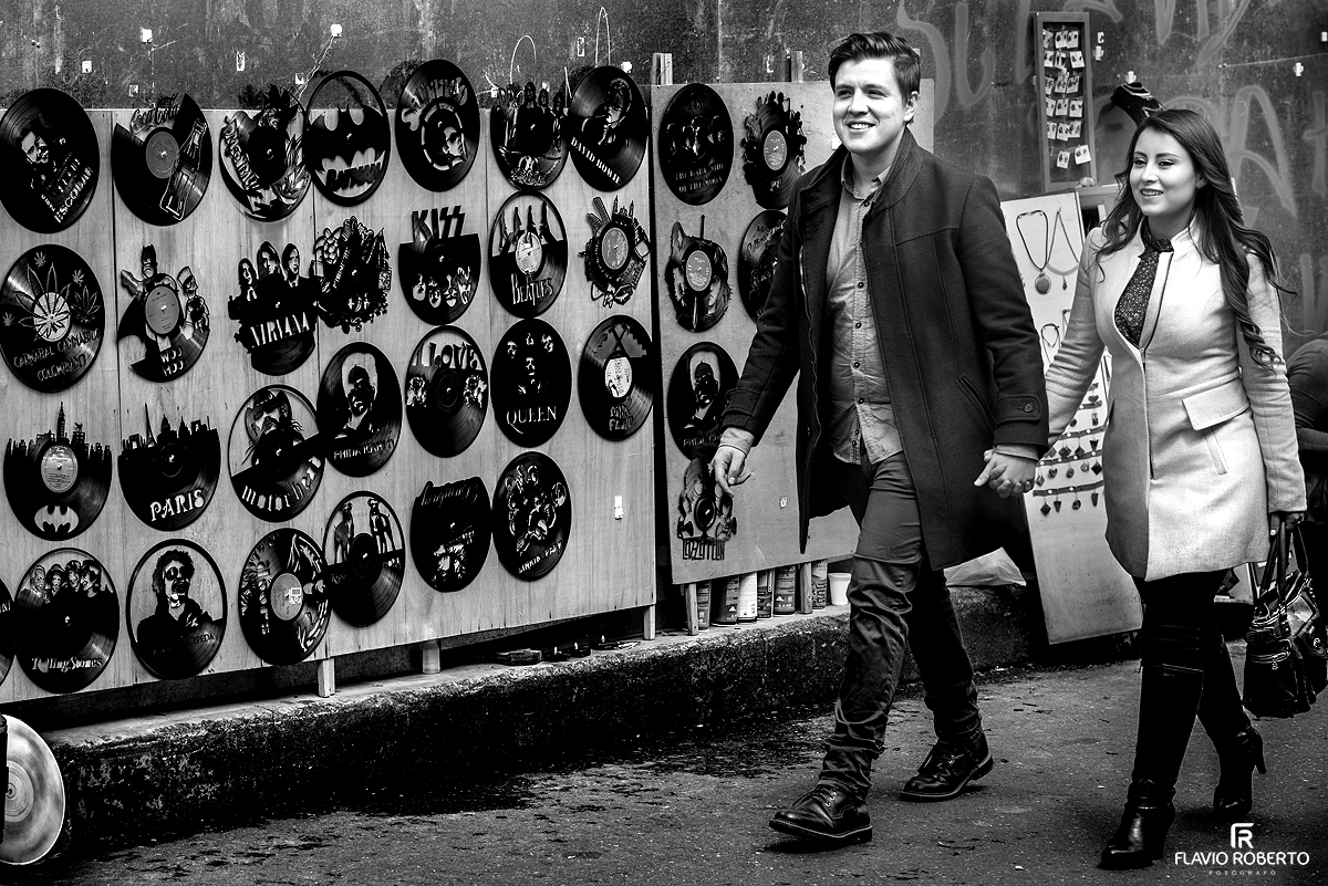 Casal caminhando no Centro historico de Bogotá