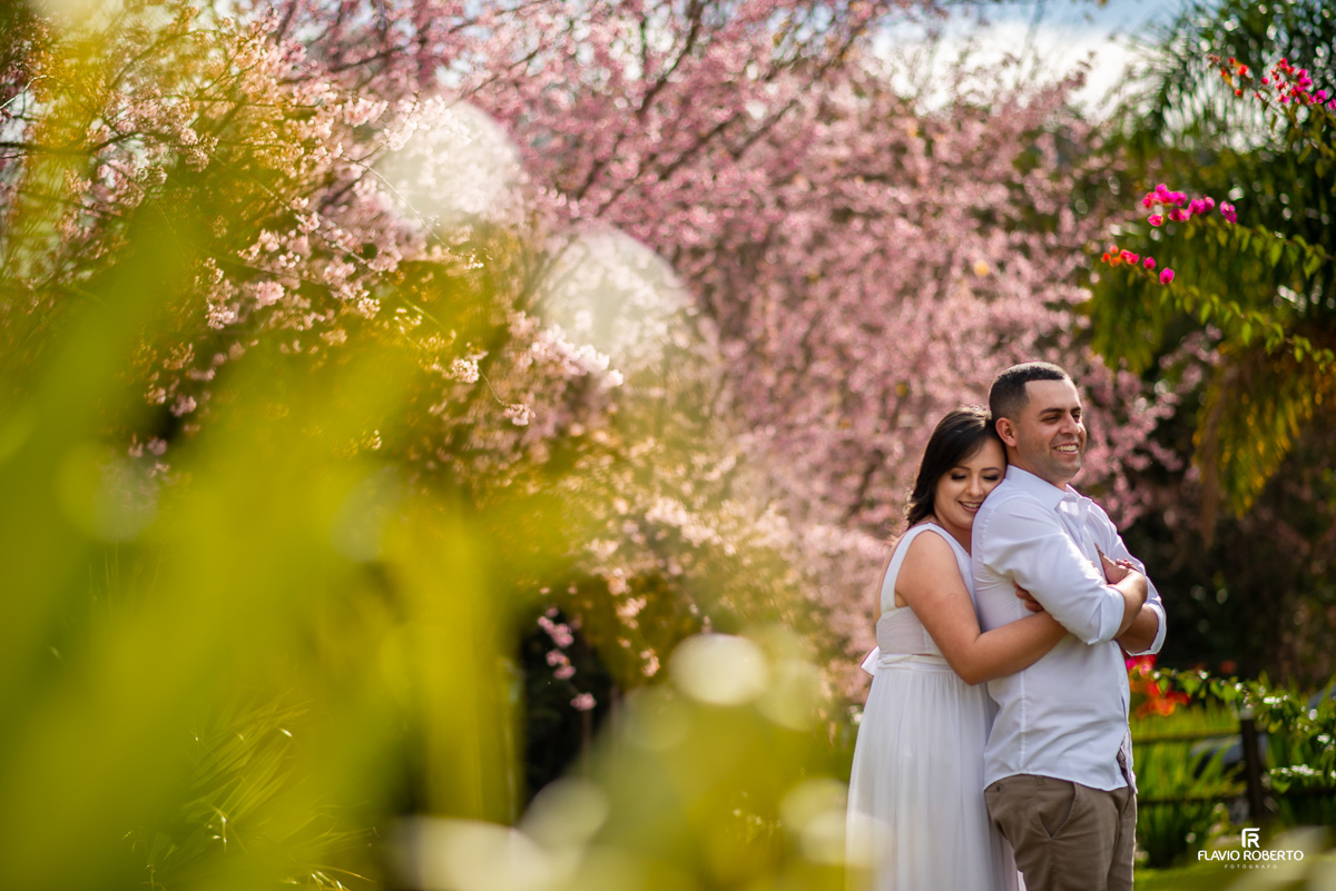 Noivos durante ensaio pre wedding no Restaurante e Pousada Antigo Caminho do Ouro em Cunha