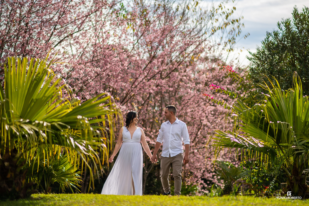 Noivos durante ensaio pre wedding no Restaurante e Pousada Antigo Caminho do Ouro em Cunha