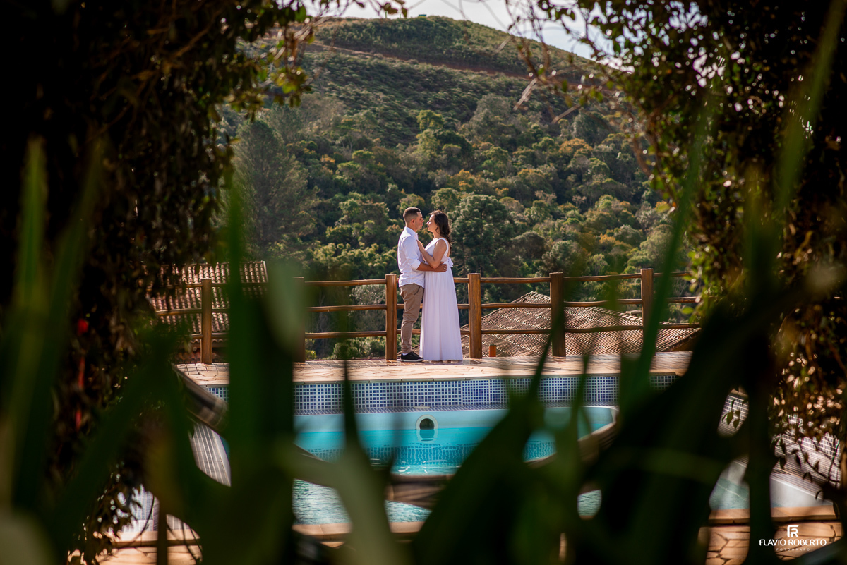 Noivos durante ensaio pre wedding no Restaurante e Pousada Antigo Caminho do Ouro em Cunha