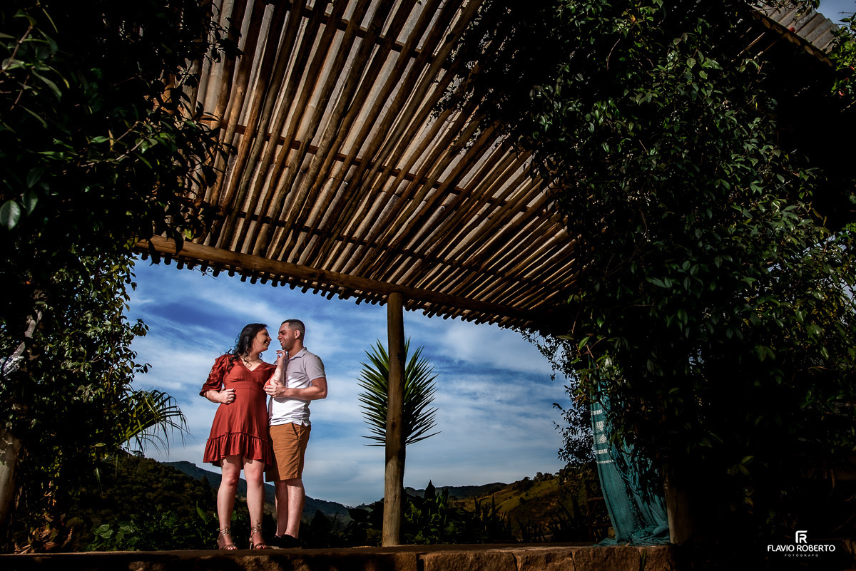 Noivos durante ensaio pre wedding no Restaurante e Pousada Antigo Caminho do Ouro em Cunha