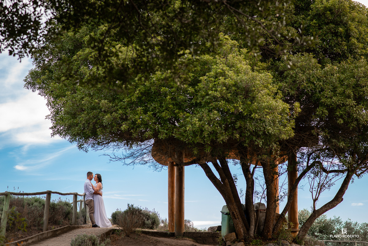Noivos durante ensaio pre wedding no O Lavandario de Cunha