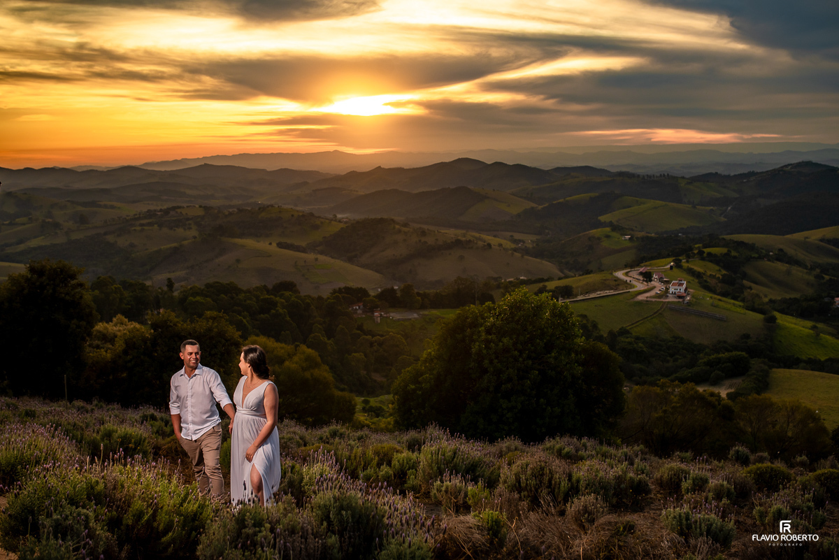 Noivos durante ensaio pre wedding no O Lavandario de Cunha