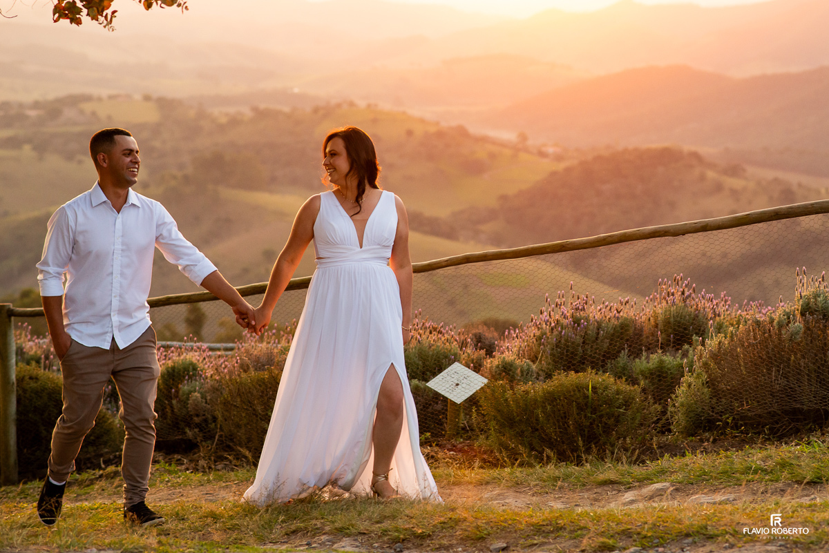 Noivos durante ensaio pre wedding no O Lavandario de Cunha