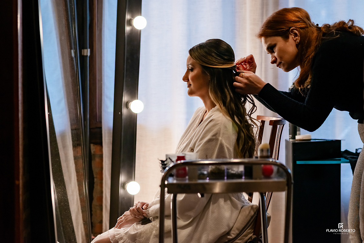 Noiva maquiando durante making of em casamento realizado no Rancho Mustang de Pindamonhangaba