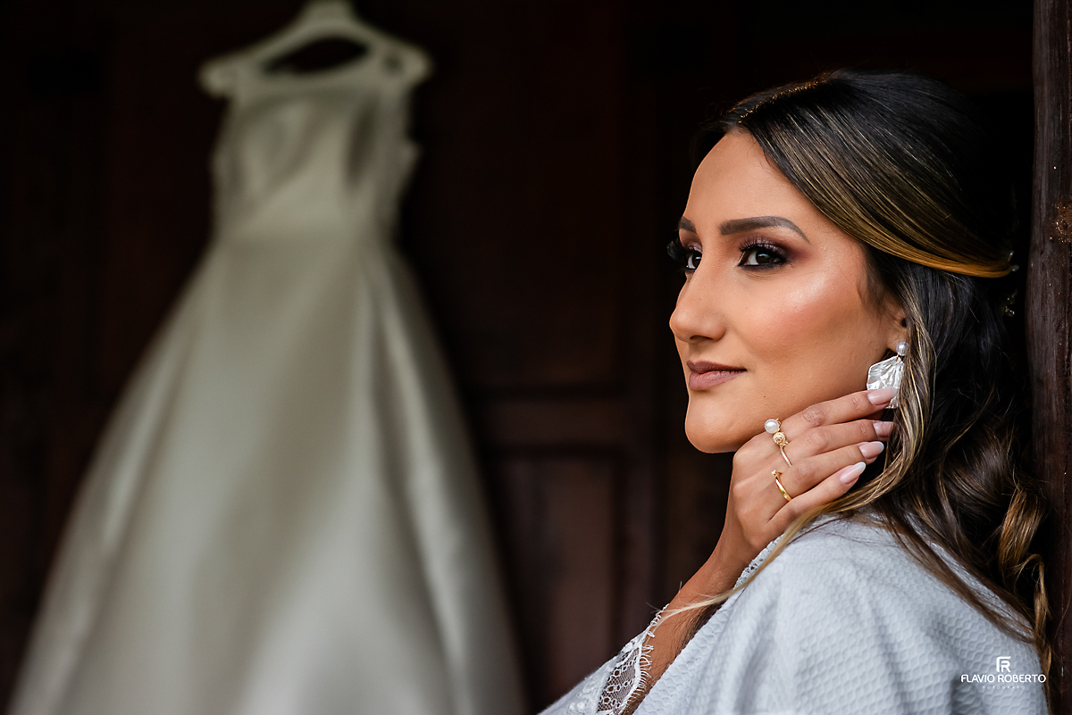 Noiva colocando brinco durante Casamento no Rancho Mustang em Pindamonhangaba.