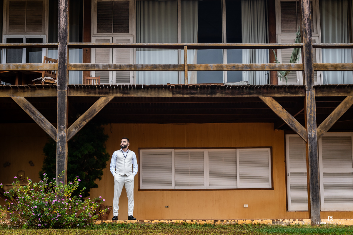 Noivo na Casa do Noivo antes do Casamento no Rancho Mustang em Pindamonhangaba.