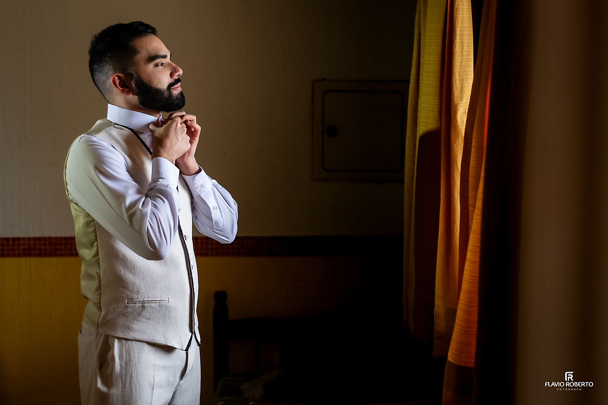Noivo se arrumando para seu Casamento no Rancho Mustang em Pindamonhangaba.