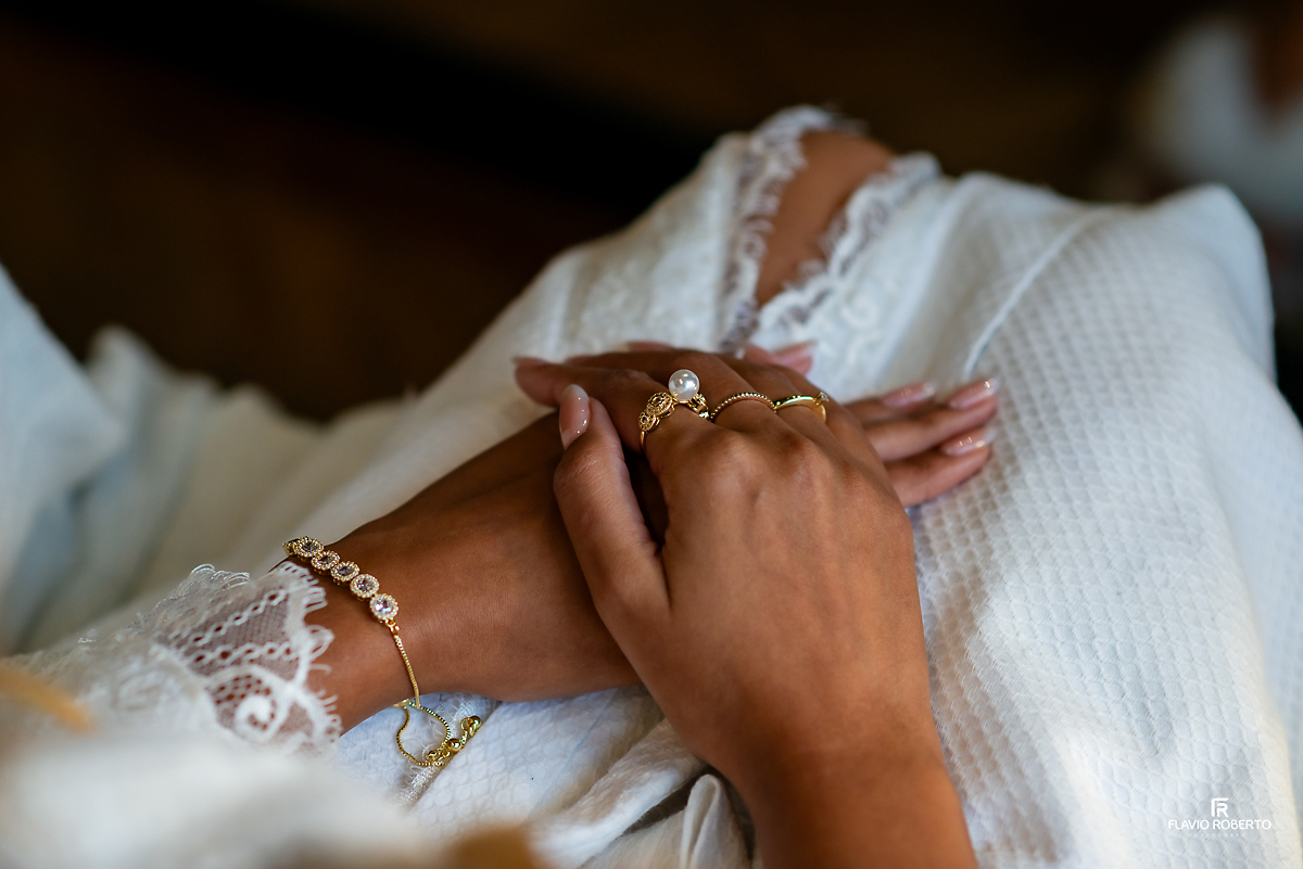 Maos da Noiva com alianças no Casamento no Rancho Mustang em Pindamonhangaba.