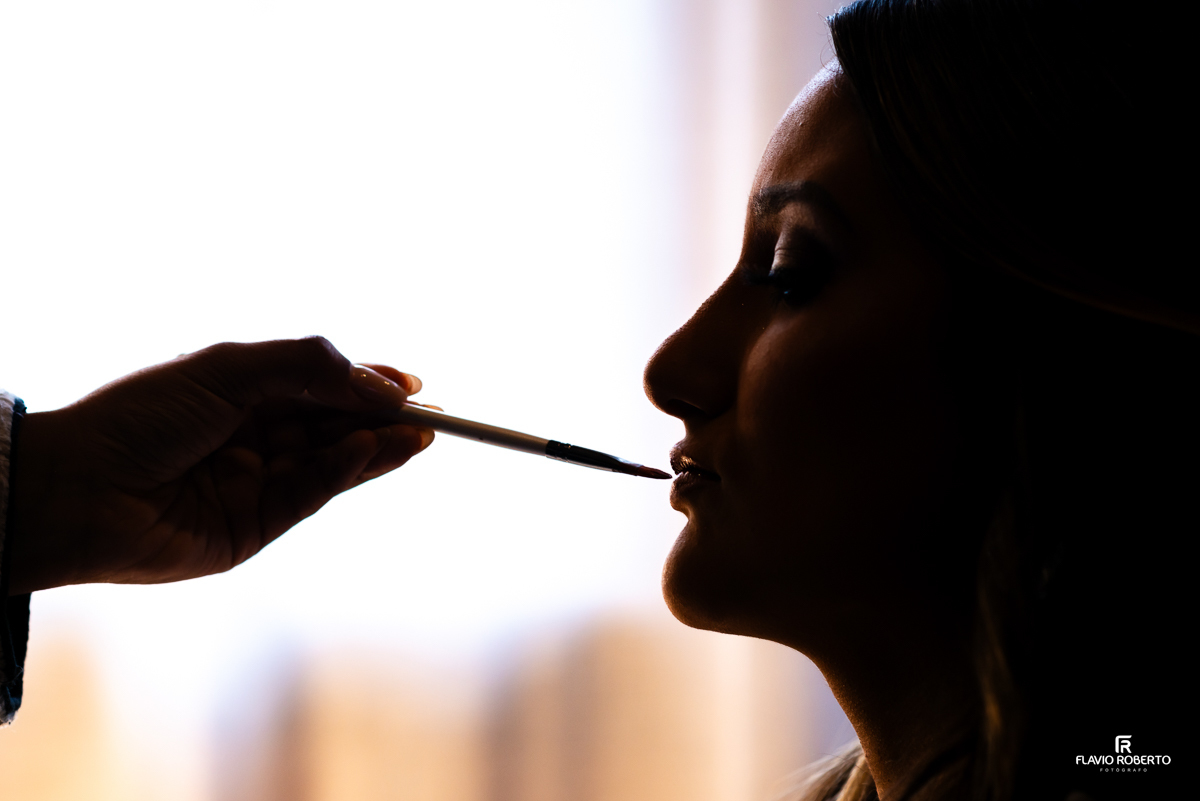Noiva passando brilho nos lábios durante Casamento no Rancho Mustang em Pindamonhangaba.