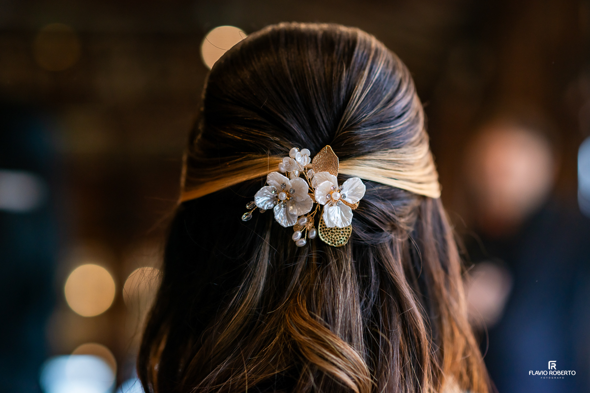 Detalhe do penteado da noiva em Casamento no Rancho Mustang em Pindamonhangaba.