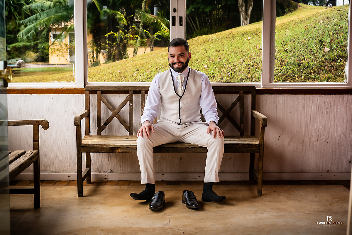 Noivo colocando seus sapatos para o Casamento no Rancho Mustang em Pindamonhangaba.