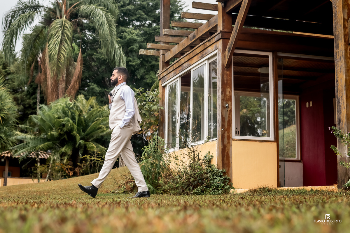 Noivo caminhando na grama para seu Casamento no Rancho Mustang em Pindamonhangaba.