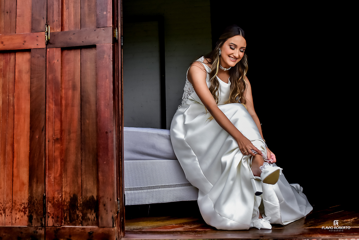 noiva colocando seu sapato para se casar no Rancho Mustang em Pindamonhangaba.