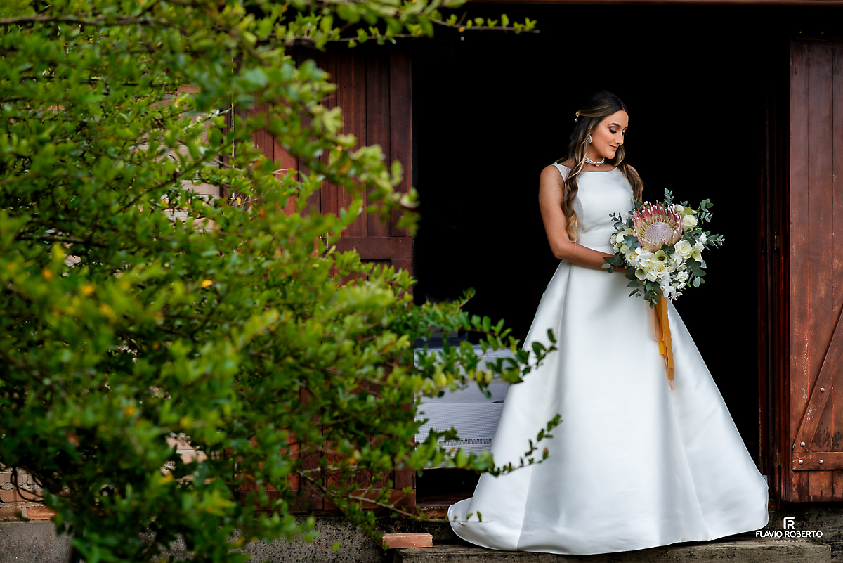 Noiva com seu vestido e buquê antes de iniciar o Casamento no Rancho Mustang em Pindamonhangaba.