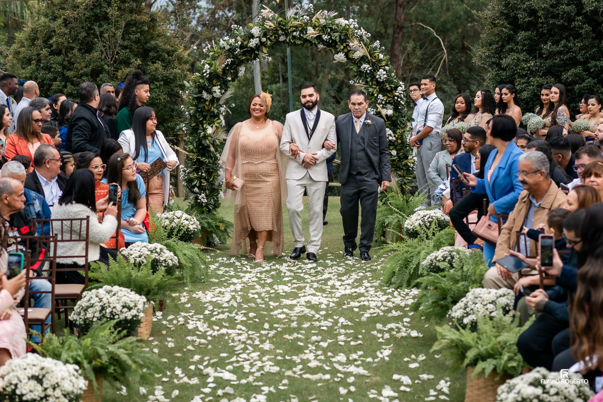 noivos entrando com seus pais no Casamento no Rancho Mustang em Pindamonhangaba.