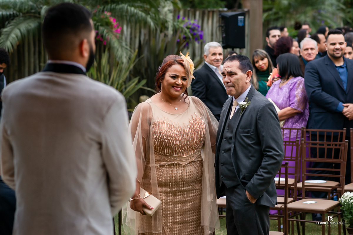 pais do noivo chorando olhando seu filho no Casamento no Rancho Mustang em Pindamonhangaba.