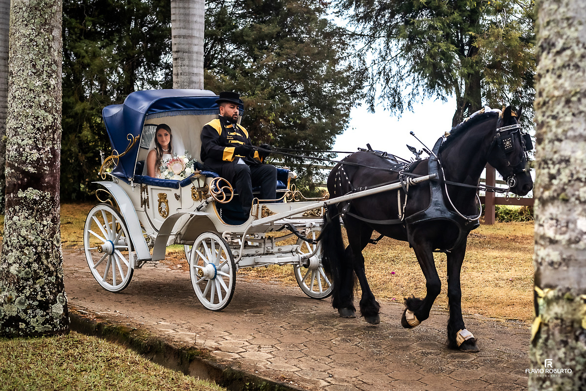 Noiva chegando de carruagem no Casamento no Rancho Mustang em Pindamonhangaba.