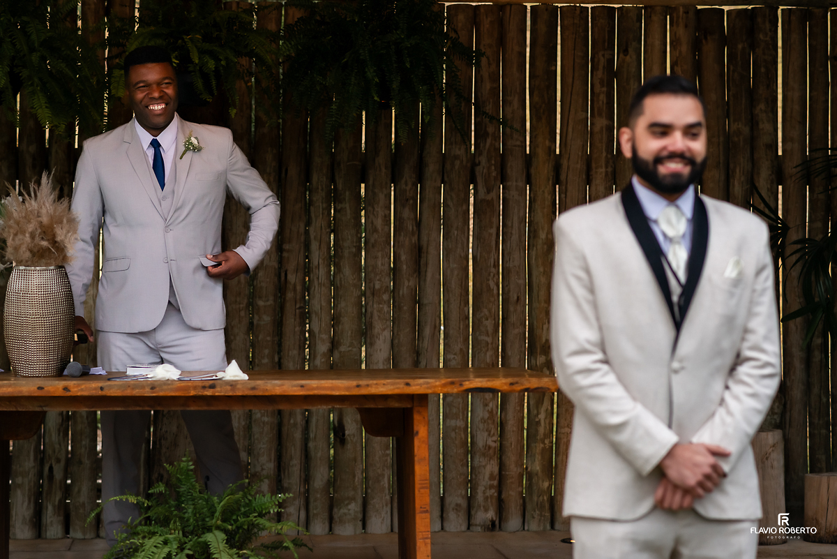 Celebrante e noivo juntos esperando a noiva chegar no Casamento no Rancho Mustang em Pindamonhangaba.