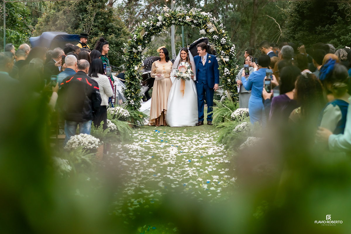Entrada da Noiva com seus pais em Casamento no Rancho Mustang em Pindamonhangaba.