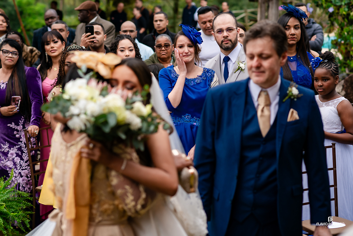 noiva abraçando sua mae, sendo observada por sua madrinha chorando, durante Casamento no Rancho Mustang em Pindamonhangaba.