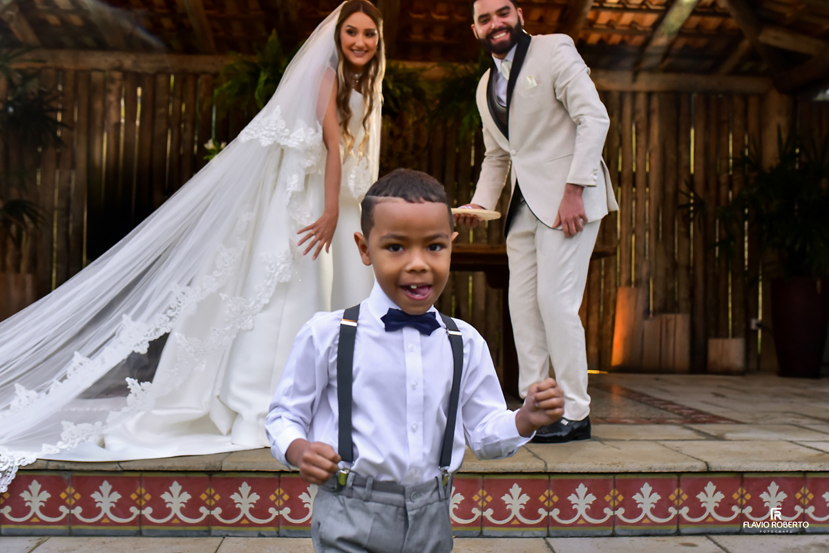 pagem entregando as alianças e saindo correndo no Casamento no Rancho Mustang em Pindamonhangaba.
