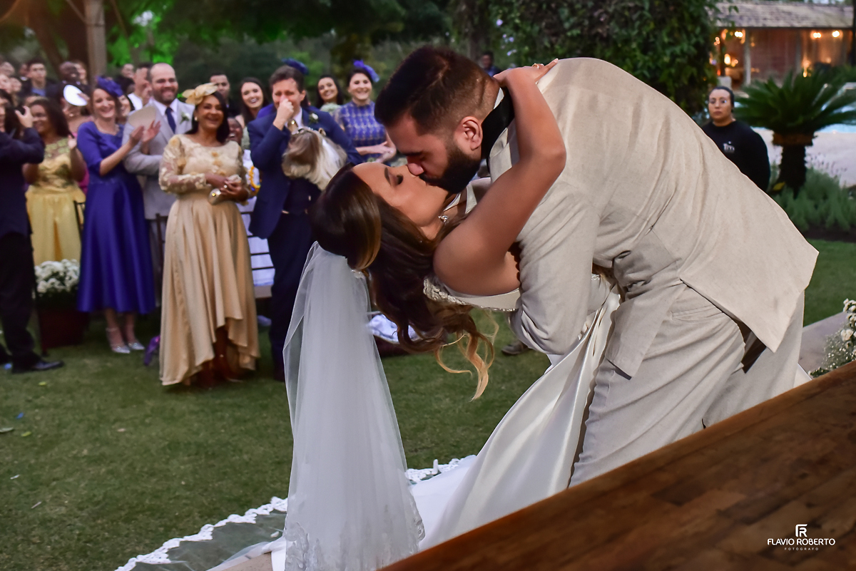 Beijos dos noivos durante o Casamento no Rancho Mustang em Pindamonhangaba.