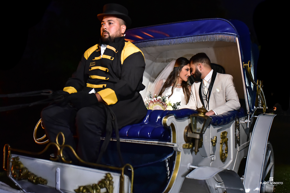 Casal juntos na carruagem da noiva em Casamento no Rancho Mustang em Pindamonhangaba.