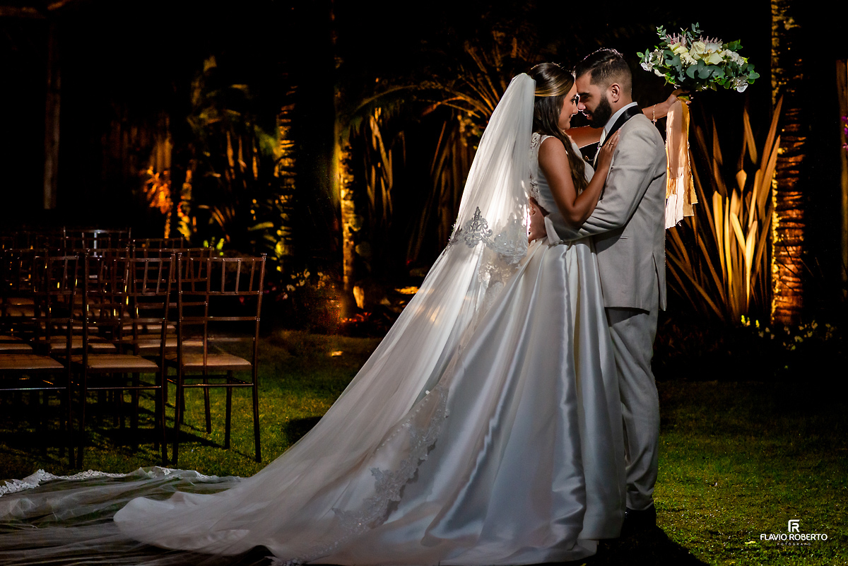 Casal abraçado em Casamento no Rancho Mustang em Pindamonhangaba.