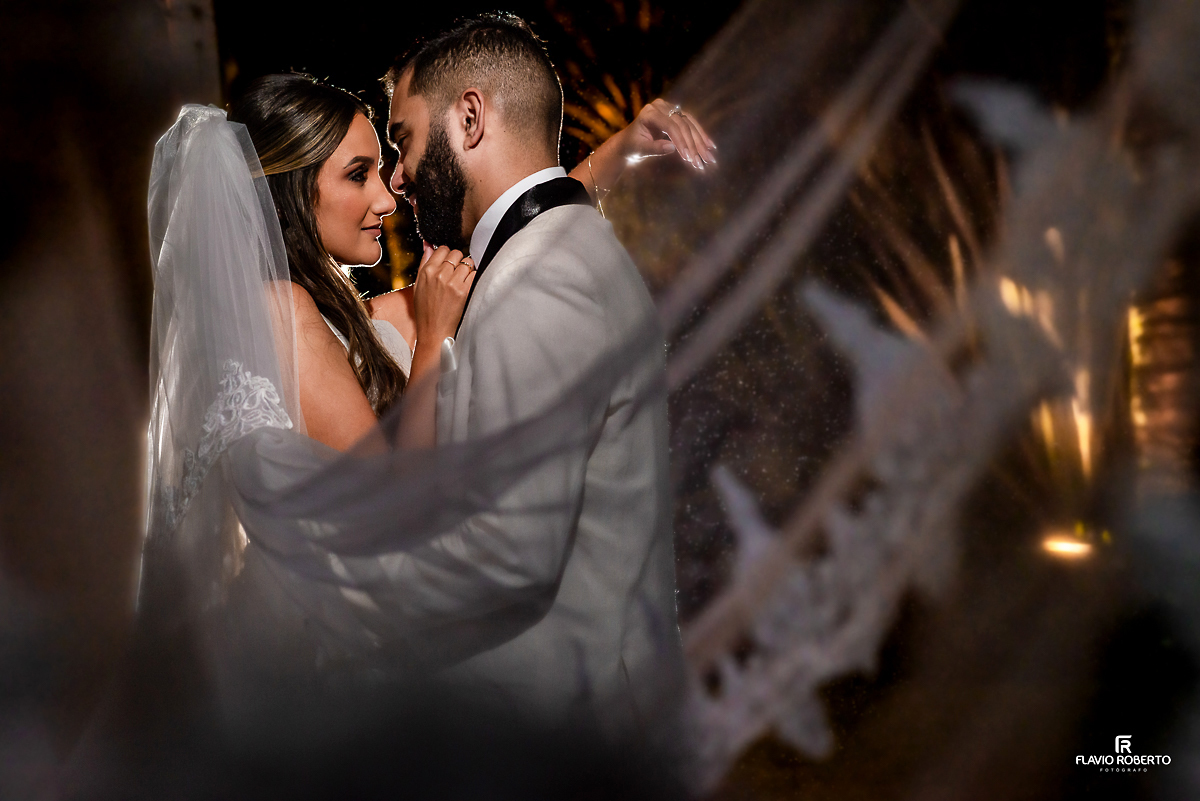 Casal namorando durante Casamento no Rancho Mustang em Pindamonhangaba.