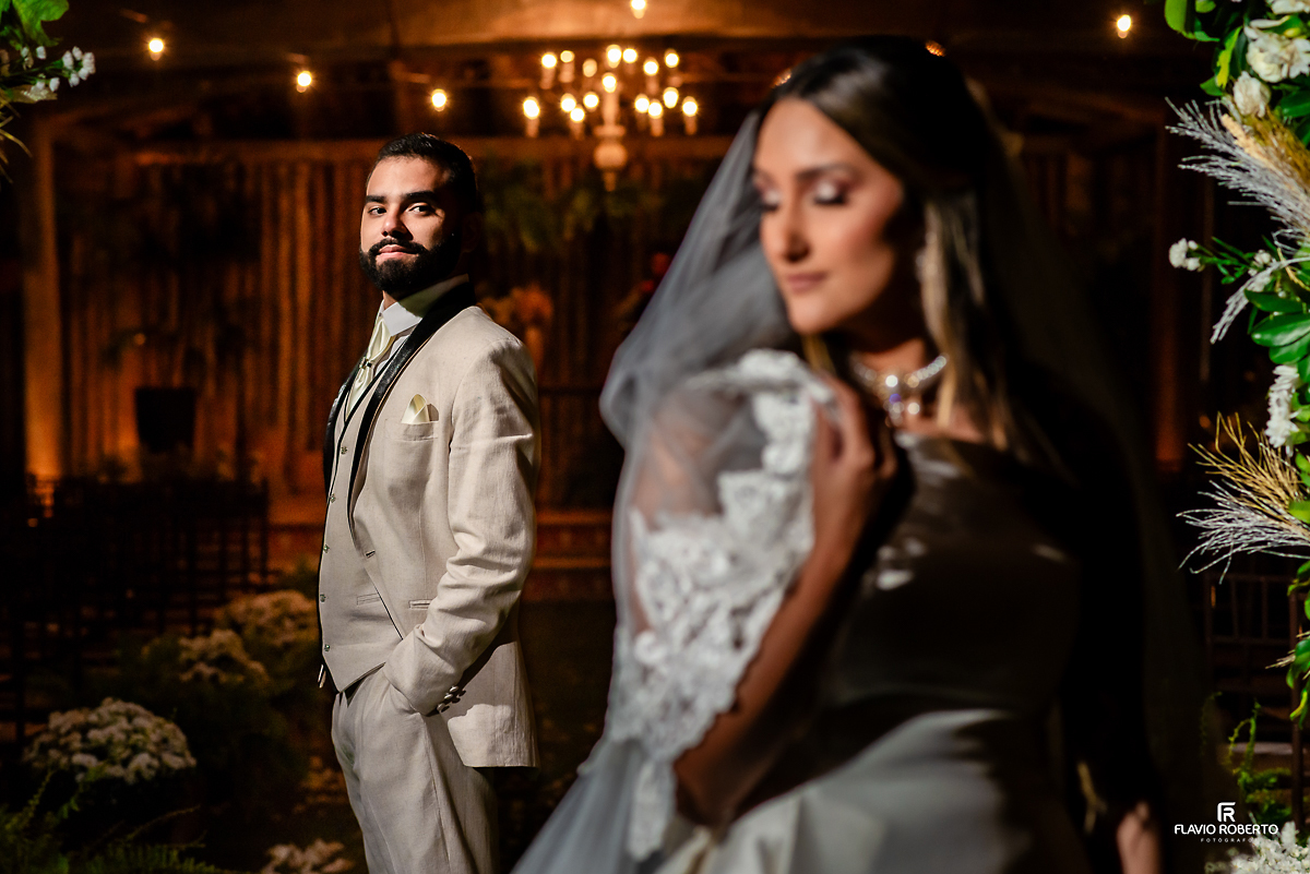 Noivo olhando sua noiva no Casamento no Rancho Mustang em Pindamonhangaba.