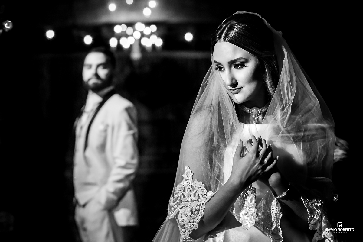 Casal pousando para fotos Casamento no Rancho Mustang em Pindamonhangaba.