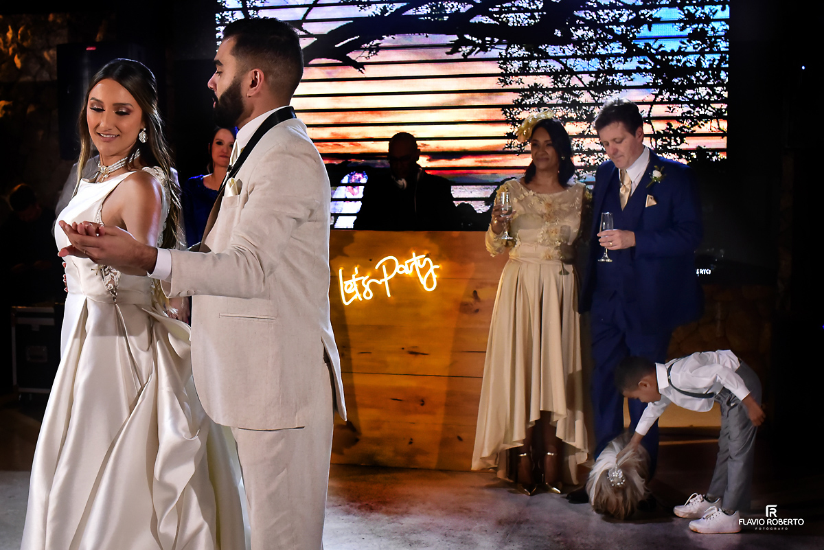 casal dançando durante Casamento no Rancho Mustang em Pindamonhangaba.
