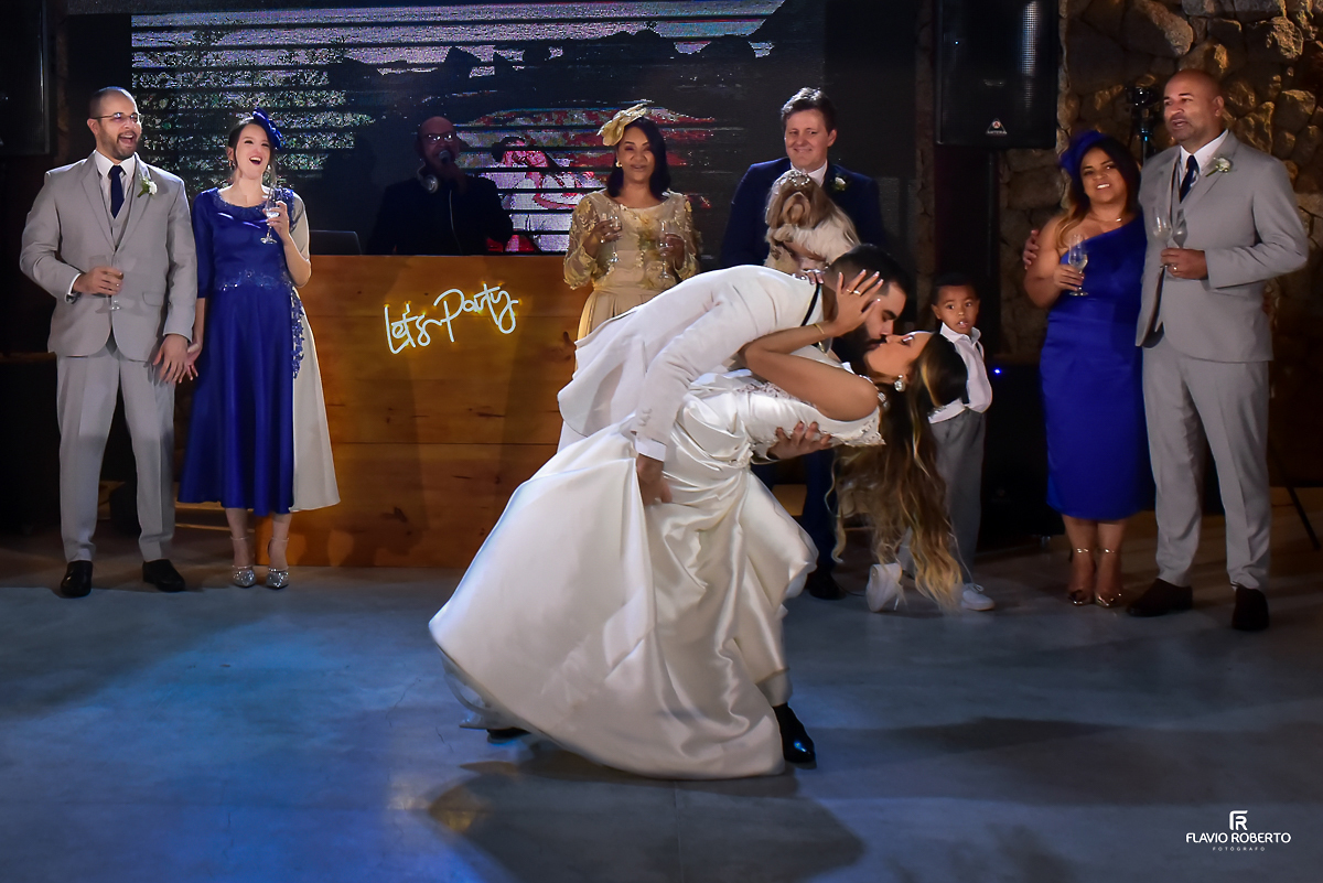 Casal se beijando durante a primeira dança no Casamento no Rancho Mustang em Pindamonhangaba.