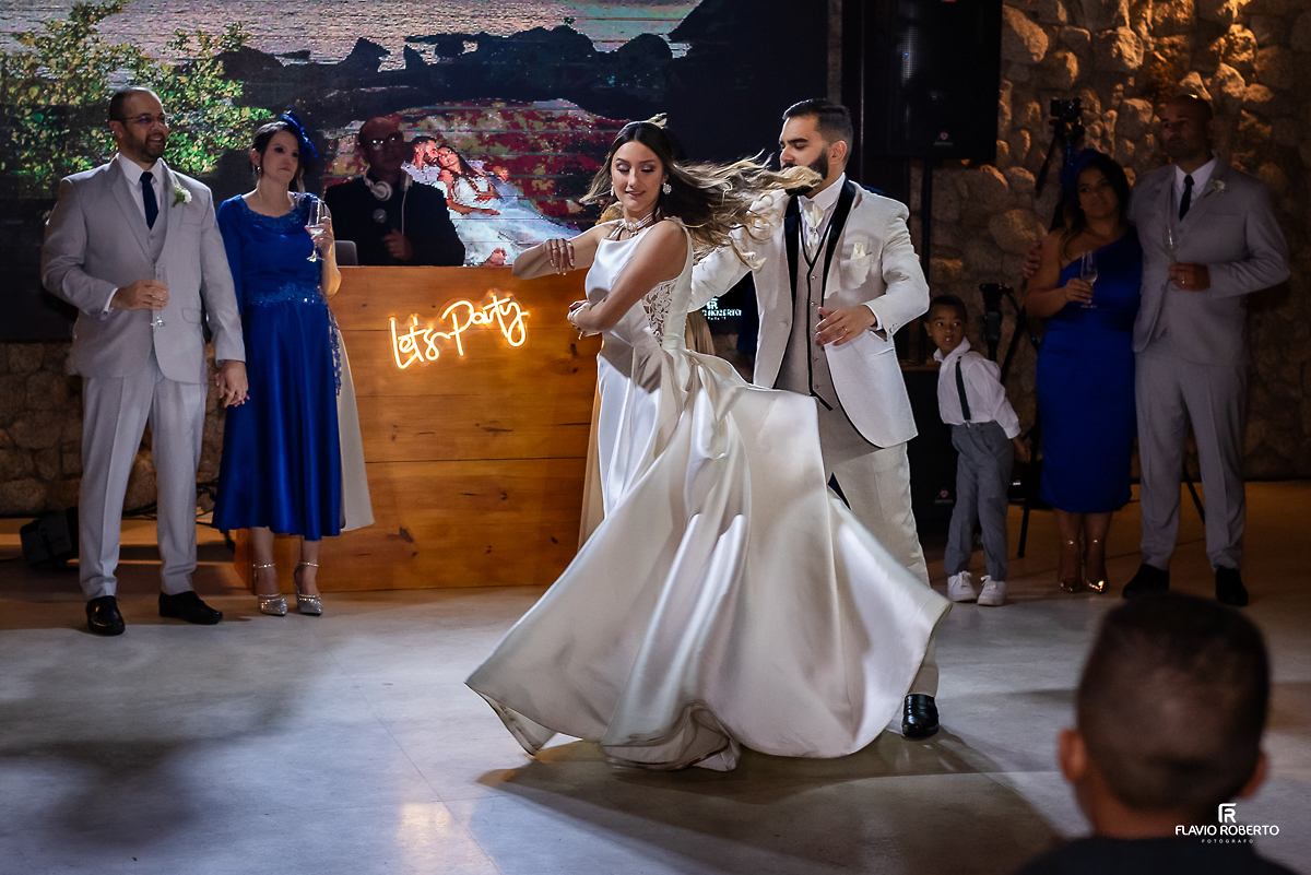 Primeira dança do casal no Casamento no Rancho Mustang em Pindamonhangaba.
