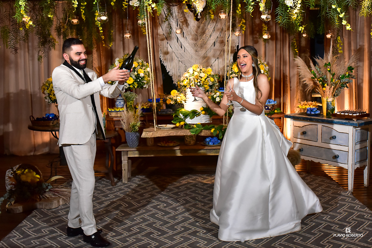 Casal abrindo a champagne Casamento no Rancho Mustang em Pindamonhangaba.